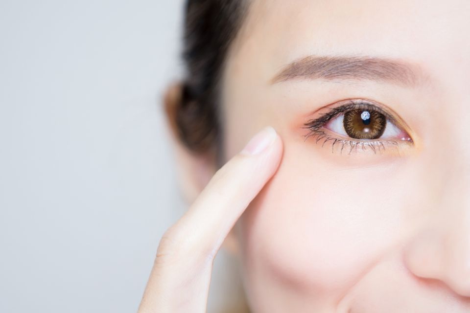 眼皮下垂原因是什麼？眼皮下垂手術能改善嗎？年紀大眼瞼下垂、眼皮鬆弛，這些徵兆要當心！